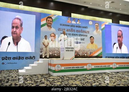 Jaipur, Rajasthan, India. 2nd giugno 2022. Il Ministro Capo Ashok Gehlot si rivolge durante un workshop del Comitato del Congresso del Rajasthan Pradesh a Jaipur. Al workshop hanno partecipato circa 650 partecipanti. Il programma principale del workshop è quello di attuare le decisioni della nuova risoluzione pubblicata nel campo Nav Sankalp organizzato dal Comitato del Congresso All India a Udaipur, nel distretto e in altri livelli più bassi. (Credit Image: © Sumit Saraswat/Pacific Press via ZUMA Press Wire) Credit: ZUMA Press, Inc./Alamy Live News Foto Stock