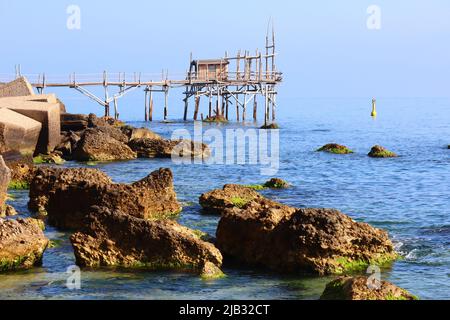 Costa dei Trabocchi, Trabocco a Marina di San Vito Chietino, Abruzzo. Il Trabocco è una tradizionale casa di pesca in legno Foto Stock