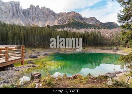 Vista su un piccolo lago alpino Carezza o Karersee situato a Nova Levante, provincia di Bolzano in Dolomiti, Alto Adige, Italia Foto Stock