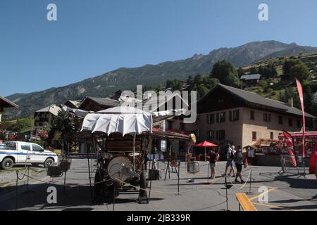 Manège pour enfants à la Fête du village de Vars Sainte-Marie un 15 août, Hautes-Alpes Foto Stock