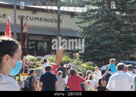 Processione tradizionnelle pour fêter Sainte-Marie, Fête du village de Vars Sainte-Marie un 15 août, Hautes-Alpes Foto Stock