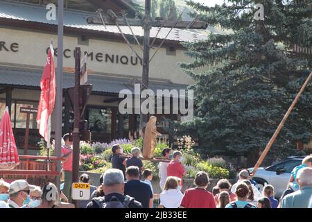 Processione tradizionnelle pour fêter Sainte-Marie, Fête du village de Vars Sainte-Marie un 15 août, Hautes-Alpes Foto Stock