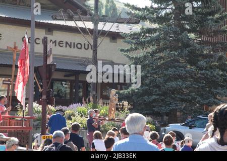 Processione tradizionnelle pour fêter Sainte-Marie, Fête du village de Vars Sainte-Marie un 15 août, Hautes-Alpes Foto Stock