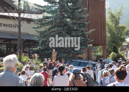 Processione tradizionnelle pour fêter Sainte-Marie, Fête du village de Vars Sainte-Marie un 15 août, Hautes-Alpes Foto Stock