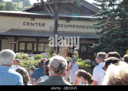 Processione tradizionnelle pour fêter Sainte-Marie, Fête du village de Vars Sainte-Marie un 15 août, Hautes-Alpes Foto Stock