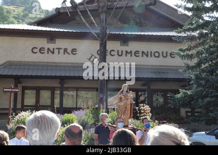 Processione tradizionnelle pour fêter Sainte-Marie, Fête du village de Vars Sainte-Marie un 15 août, Hautes-Alpes Foto Stock