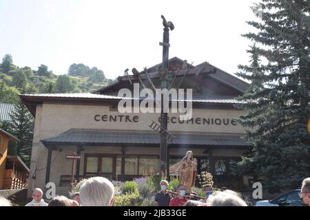 Processione tradizionnelle pour fêter Sainte-Marie, Fête du village de Vars Sainte-Marie un 15 août, Hautes-Alpes Foto Stock