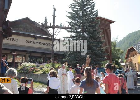 Processione tradizionnelle pour fêter Sainte-Marie, Fête du village de Vars Sainte-Marie un 15 août, Hautes-Alpes Foto Stock