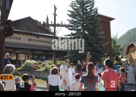 Processione tradizionnelle pour fêter Sainte-Marie, Fête du village de Vars Sainte-Marie un 15 août, Hautes-Alpes Foto Stock