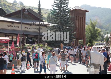 Processione tradizionnelle pour fêter Sainte-Marie, Fête du village de Vars Sainte-Marie un 15 août, Hautes-Alpes Foto Stock