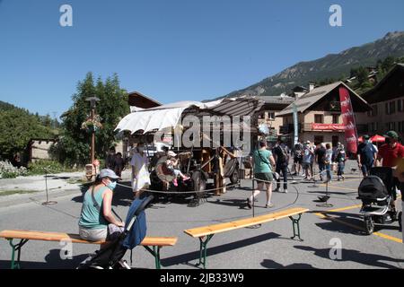 Manège pour enfants à la Fête du village de Vars Sainte-Marie un 15 août, Hautes-Alpes Foto Stock