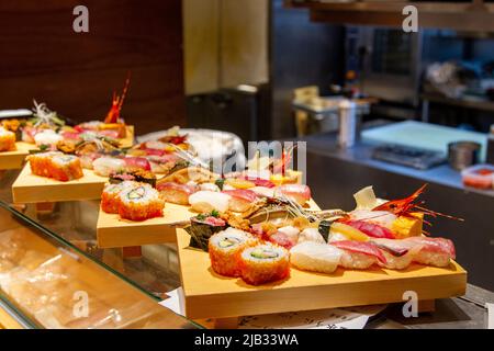 Set di sushi appena fatto serviti al piccolo ristorante di Tokyo, Foto Stock