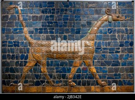 Mushushshu-dragon, simbolo del Dio Marduk, 604 - 562 BCE modellato e mattone smaltato cotto, Detroit Institute of Arts, USA Foto Stock