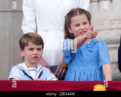 Giugno 2nd, 2022. Londra, Regno Unito. Il Principe Louis e la Principessa Charlotte sul balcone di Buckingham Palace durante Trooping the Color, parte delle celebrazioni del Giubileo del platino. Credit: Doug Peters/EMPICS/Alamy Live News Foto Stock