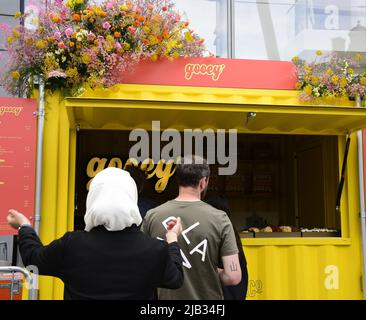 Manchester, Regno Unito, 2nd giugno 2022. Bancarella di cibo decorata, Piazza Exchange. Il Manchester Flower Show ritorna nel centro di Manchester, Regno Unito. Foto Stock