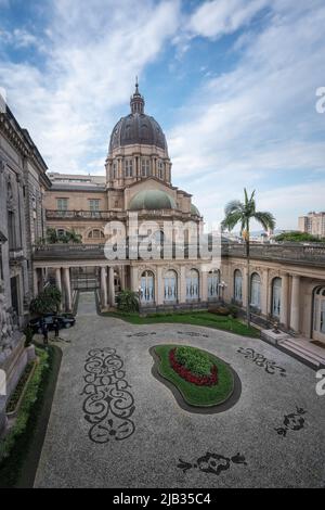 Piratini Palace Courtyard e la Cattedrale Metropolitana di Porto Alegre - Porto Alegre, Rio Grande do sul, Brasile Foto Stock
