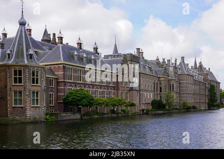 Vista del Hofvijver, un lago nel centro dell'Aia, di fronte al Voormalige hofkapel nel Binnenhof il 26 maggio 2022. Foto Stock