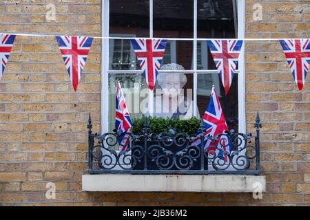 Windsor, Berkshire, Regno Unito. 2nd giugno 2022. Ci sono alcune grandi vetrine in case a Windsor, alcune che includono la dimensione della vita di cartone tagli di sua Maestà la Regina. Windsor è stata piena di gente del posto, turisti e visitatori che oggi celebrano il Giubileo del platino di sua Maestà la Regina. Credit: Maureen McLean/Alamy Live News Foto Stock