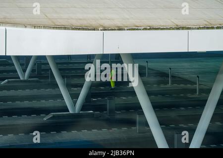 Vista della fermata vuota del bus Centraal a l'Aia il 26 maggio 2022. Una guardia di sicurezza attende gli autobus in arrivo. Foto Stock