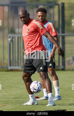 Il belga Romelu Lukaku e il belga Lois Openda hanno mostrato la foto durante una sessione di addestramento della nazionale belga, i Diavoli rossi, giovedì 02 giugno 2022 a Tubize, durante i preparativi per il prossimo incontro della UEFA Nations League contro i Paesi Bassi. BELGA FOTO BRUNO FAHY Foto Stock