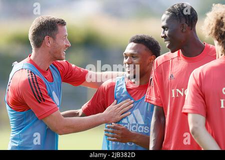 Il belga Jan Vertonghen e il belga Lois OPenda hanno mostrato la foto durante una sessione di allenamento della nazionale belga, i Red Devils, giovedì 02 giugno 2022 a Tubize, durante i preparativi per il prossimo incontro della UEFA Nations League contro i Paesi Bassi. BELGA FOTO BRUNO FAHY Foto Stock