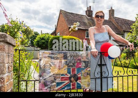 Clifford Chambers, Warwickshire, Regno Unito. 2nd giugno 2022. Il piccolo villaggio di Clifford Chambers celebra il Giubileo della Regina, con case decorate e una giornata di divertimento per tutta la famiglia la domenica. Eileen Pyke di Clifford Chambers decorò la sua casa con bandiere, mazzi e palloncini. Credit:, Credit: AG News/Alamy Live News Foto Stock