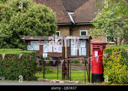 Clifford Chambers, Warwickshire, Regno Unito. 2nd giugno 2022. Il piccolo villaggio di Clifford Chambers celebra il Giubileo della Regina, con case decorate e una giornata di divertimento per tutta la famiglia la domenica. Credit:, Credit: AG News/Alamy Live News Foto Stock