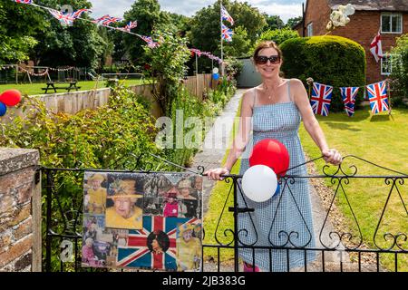 Clifford Chambers, Warwickshire, Regno Unito. 2nd giugno 2022. Il piccolo villaggio di Clifford Chambers celebra il Giubileo della Regina, con case decorate e una giornata di divertimento per tutta la famiglia la domenica. Eileen Pyke di Clifford Chambers decorò la sua casa con bandiere, mazzi e palloncini. Credit:, Credit: AG News/Alamy Live News Foto Stock