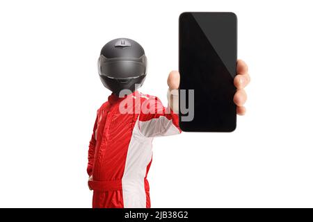 Racer con un casco che tiene uno smartphone isolato su sfondo bianco Foto Stock