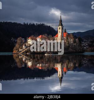 Lago di Bled, Slovenia - splendida vista sul lago di Bled (Blejsko Jezero) con il pellegrinaggio riflette Chiesa dell'Assunzione di Maria sull'Isola di Bled, con P. Foto Stock