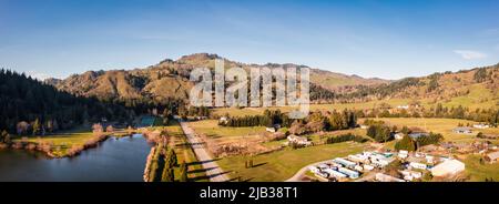 Città dei poteri, Oregon USA. Immagine aerea del parco della contea e stagno Foto Stock