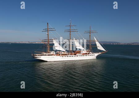 Vela Schooner sul fiume Tago, Portogallo Foto Stock