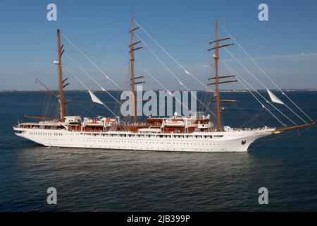 Vela Schooner sul fiume Tago, Portogallo Foto Stock