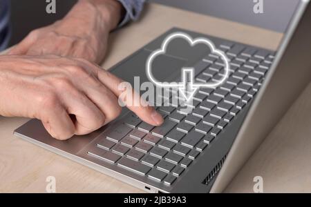 Cloud computing. Uomo che usa il laptop per scaricare i file dal database remoto. Primo piano dell'indice premendo il tasto invio. Servizio online per la memorizzazione di oggetti. Foto di alta qualità Foto Stock