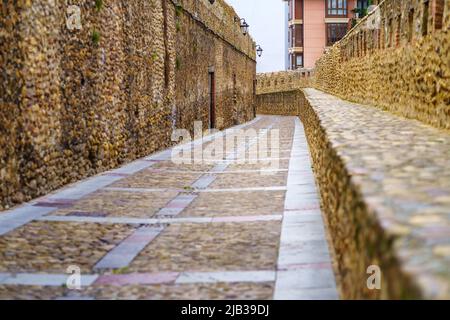 Mura medievali in pietra della città UNESCO di Leon, Spagna. Foto Stock