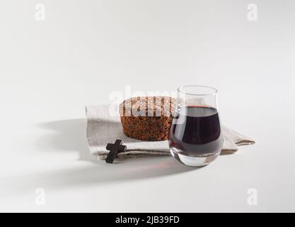 La Festa del Corpus Christi concetto. Pane e vino rosso simboli del sangue e del corpo di Gesù Cristo. Foto Stock