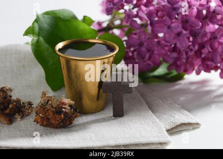 La Festa del Corpus Christi concetto. Pane e vino rosso simboli del sangue e del corpo di Gesù Cristo. Foto Stock