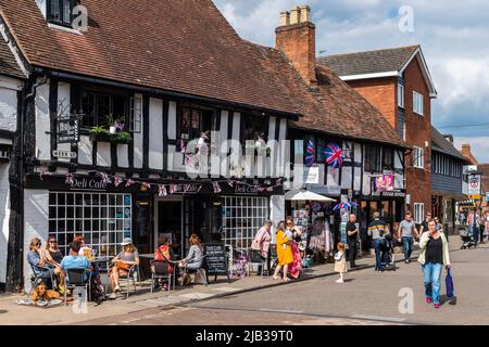 Stratford-upon-Avon, Warwickshire, Regno Unito. 2nd giugno 2022. La famosa città shakespeariana di Stratford-upon-Avon festeggia il Giubileo della Regina questo fine settimana con un enorme mercato di strada, musica ed eventi. La città era affollata di gente oggi, sfruttando al massimo il tempo soleggiato. Credit:, Credit: AG News/Alamy Live News Foto Stock