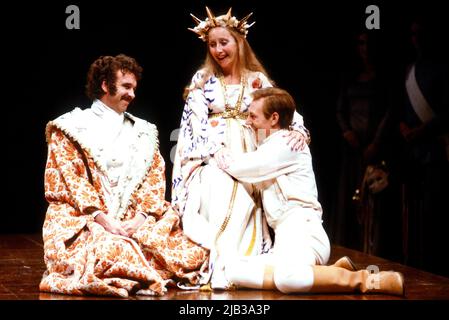 l-r: Ray Jewers (Polixenes), Gemma Jones (Hermione), Patrick Stewart (Leontes) nel RACCONTO INVERNALE di Shakespeare alla Royal Shakespeare Company (RSC), Barbican Theatre, Barbican Center, Londra EC2 28/07/1982 design: Chris Dyer Lighting: Chris Ellis regista: Ronald Eyre Foto Stock