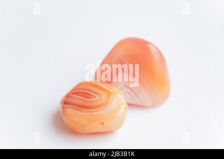 collezione di gemme di agata arancione su sfondo bianco Foto Stock