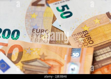 Cinquanta euro sono sparsi come sfondo, banconote arancioni dall'Unione europea. L'Unione monetaria in Europa utilizza moneta e contanti in euro Foto Stock