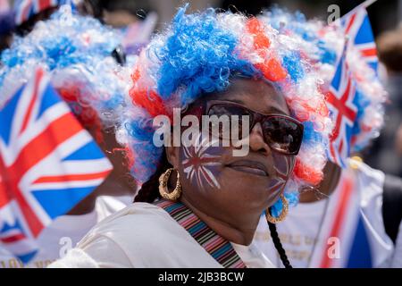 Impossibile accedere al Mall e all'evento cerimoniale Trooping of the Color che coincise con il Giubileo del platino della regina, i londinesi si riuniscono a Trafalgar Square, il 1st giugno 2022 a Londra, Inghilterra. La regina Elisabetta II è stata sul trono britannico per 70 anni, il monarca che serve più a lungo nella storia inglese e la folla si è bloccata nel centro di Londra per vedere questo evento annuale durante il fine settimana del Giubileo. Decine di migliaia, tuttavia, non sono stati in grado di vedere alcuna delle cerimonie di pageantry perché il Mall è stato chiuso a più del pubblico dalla polizia, rimanendo invece intorno alle strade circostanti e a Trafalgar Squa Foto Stock