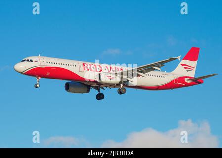 SAN PIETROBURGO, RUSSIA - 25 OTTOBRE 2018: Airbus A321-200 (VP-BVO) della compagnia aerea Red Wings sul pendio di volo in cielo blu Foto Stock