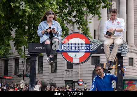 Impossibile accedere al Mall e all'evento cerimoniale Trooping of the Color che coincise con il Giubileo del platino della regina, i londinesi si riuniscono a Trafalgar Square, il 1st giugno 2022 a Londra, Inghilterra. La regina Elisabetta II è stata sul trono britannico per 70 anni, il monarca che serve più a lungo nella storia inglese e la folla si è bloccata nel centro di Londra per vedere questo evento annuale durante il fine settimana del Giubileo. Decine di migliaia, tuttavia, non sono stati in grado di vedere alcuna delle cerimonie di pageantry perché il Mall è stato chiuso a più del pubblico dalla polizia, rimanendo invece intorno alle strade circostanti e a Trafalgar Squa Foto Stock