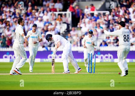 Jonny Bairstow in Inghilterra è stato bowled out da Trent Boult in Nuova Zelanda durante il giorno uno dei primi LV= Insurance Test Series al Lord's Cricket Ground, Londra. Data foto: Giovedì 2 giugno 2022. Foto Stock