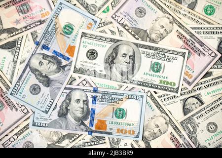 Un centinaio di banconote da dollari come sfondo. Stendere le fatture del dollaro, i soldi della carta, cento fatture del dollaro con il presidente Benjamin Franklin. Foto Stock