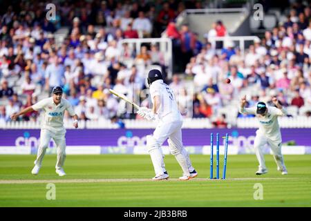 Jonny Bairstow in Inghilterra è stato bowled out da Trent Boult in Nuova Zelanda durante il giorno uno dei primi LV= Insurance Test Series al Lord's Cricket Ground, Londra. Data foto: Giovedì 2 giugno 2022. Foto Stock