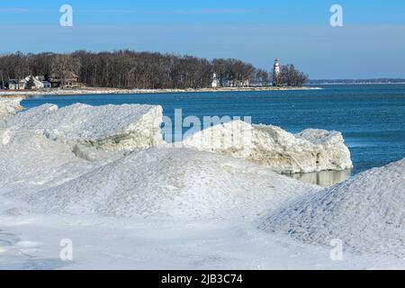 Marblehead Lighthouse in Ohio in lontananza con forti nevicate in primo piano Foto Stock