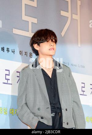 BTS V, 2 giugno 2022 : V delle superstar K-pop BTS si pone a una chiamata fotografica prima di un'anteprima VIP del film 'Broker' a Seoul, Corea del Sud. L'attore sudcoreano Song Kang-ho ha ricevuto il miglior attore al Festival di Cannes di quest'anno in Francia per la sua esibizione nel film 'Broker', scritto e diretto dal regista giapponese Hirokazu Koreeda. (Video di Lee Jae-Won/AFLO) (COREA DEL SUD) Foto Stock