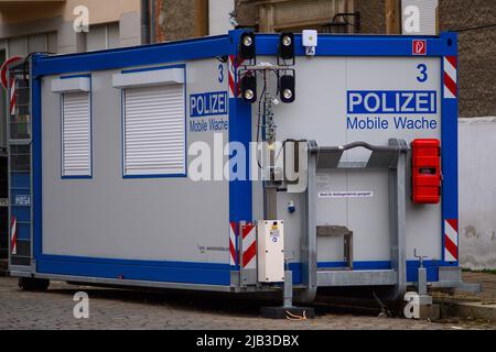 Magdeburg, Germania. 24th Feb 2022. Una 'stazione di polizia mobile' senza equipaggio nella capitale della Sassonia-Anhalt. Credit: Klaus-Dietmar Gabbert/dpa-Zentralbild/ZB/dpa/Alamy Live News Foto Stock